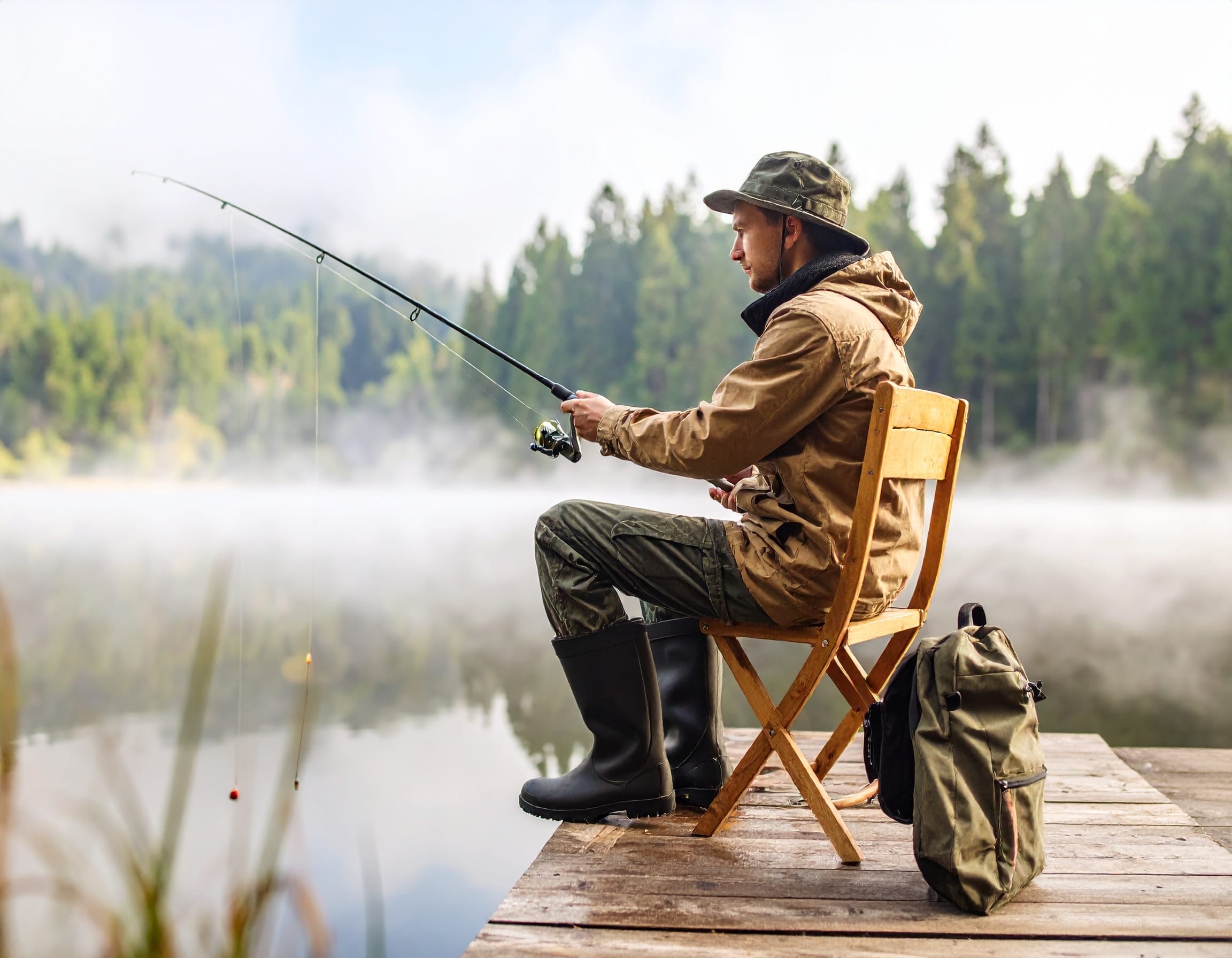 beste-angeltechniken-fuer-anfaenger-posenangeln-see.jpg Einsteiger beim Angeln mit einfacher Posenrute am See – beste Angeltechnik für Anfänger bei ruhigem Wetter